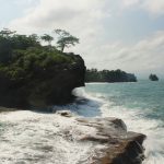 Pantai Madasari Pangandaran punya pasir hitam, karang unik bernama Batu Gedogan hingga Batu Karang Seugeuh, serta suasana sunyi yang jarang ditemukan.