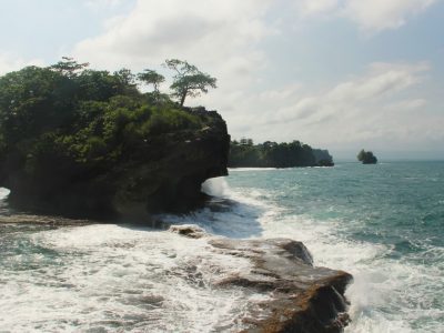 Pantai Madasari Pangandaran punya pasir hitam, karang unik bernama Batu Gedogan hingga Batu Karang Seugeuh, serta suasana sunyi yang jarang ditemukan.
