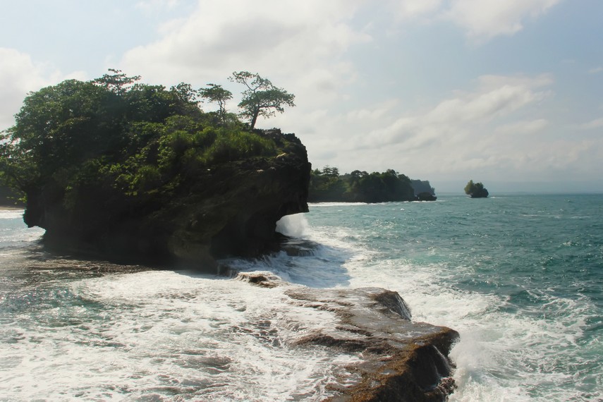 Pantai Madasari Pangandaran punya pasir hitam, karang unik bernama Batu Gedogan hingga Batu Karang Seugeuh, serta suasana sunyi yang jarang ditemukan.