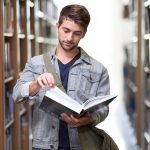 Seorang mahasiswa sedang berada di perpustkaan/Foto: Pixabay