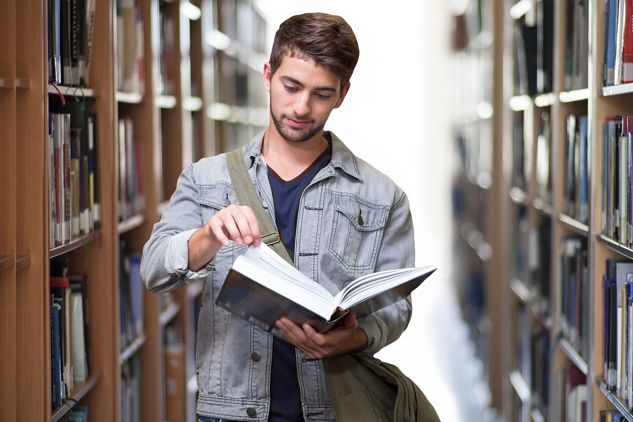Seorang mahasiswa sedang berada di perpustkaan/Foto: Pixabay