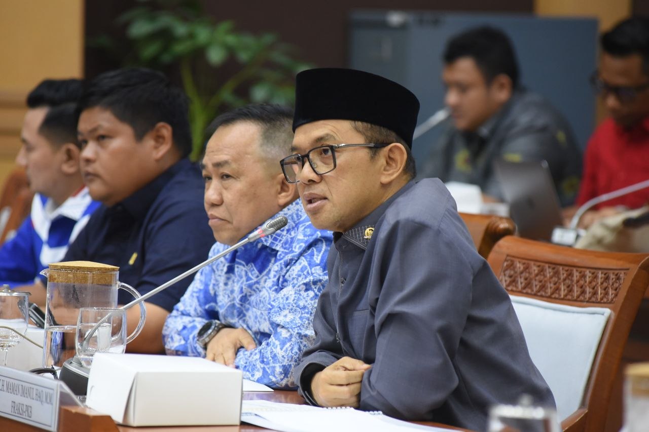 Anggota Timwas Haji DPR Maman Imanulhaq soroti kasus badal haji fiktif rugikan jemaah hingga Rp2,5 miliar dan serang kepercayaan publik.