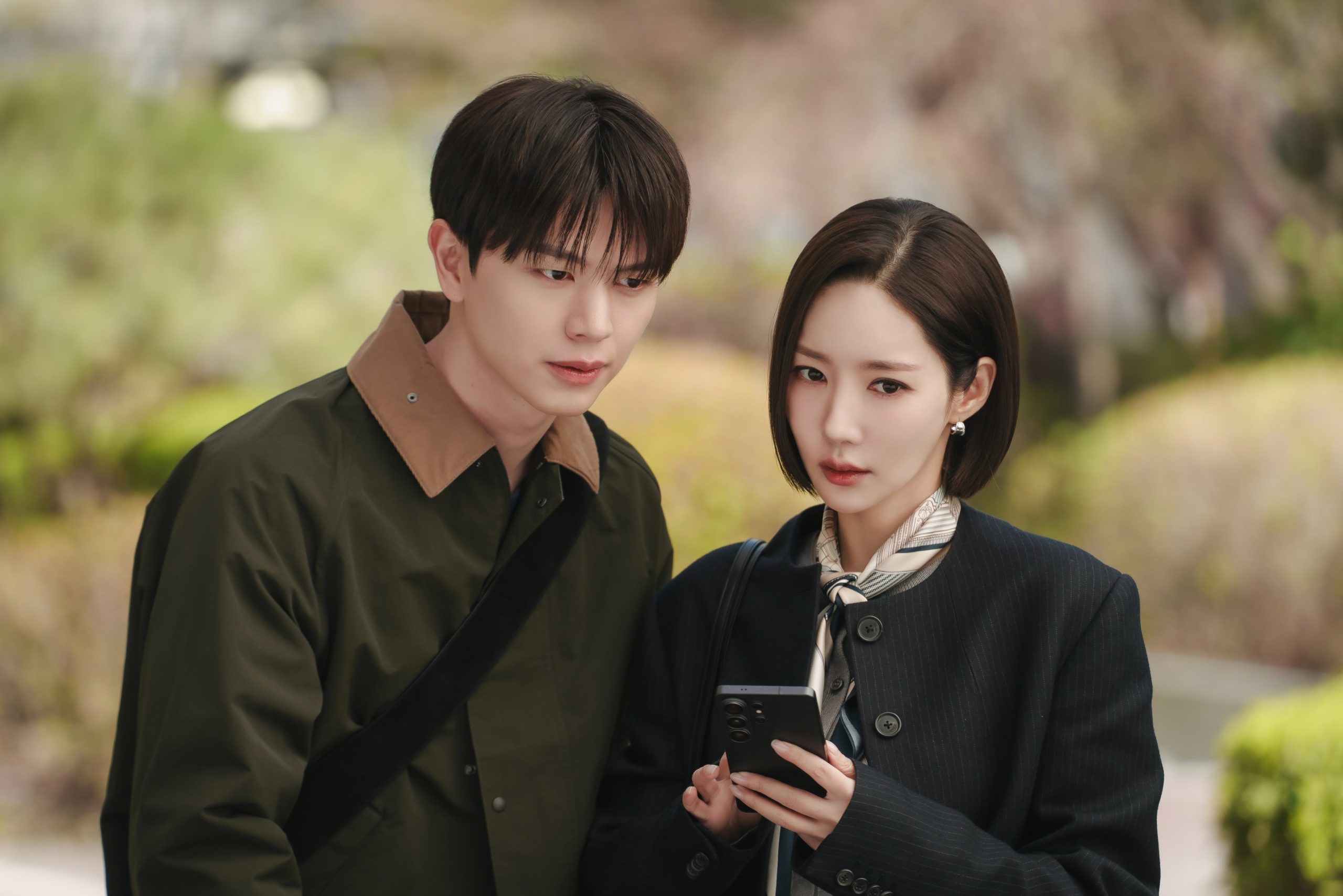 Drama Korea Nine to Six rilis still pertama. Park Min Young dan Yook Sungjae jadi pasangan romantis di kantor. Go Soo comeback roman setelah 15 tahun/Foto: Soompi