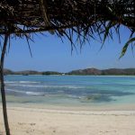 Pantai Tanjung Aan Lombok menyimpan keunikan dua jenis pasir di garis pantainya/Foto: Indonesia Kaya