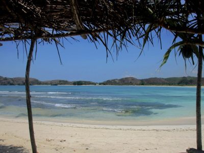 Pantai Tanjung Aan Lombok menyimpan keunikan dua jenis pasir di garis pantainya/Foto: Indonesia Kaya