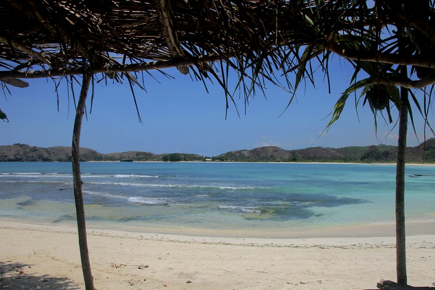 Pantai Tanjung Aan Lombok menyimpan keunikan dua jenis pasir di garis pantainya/Foto: Indonesia Kaya