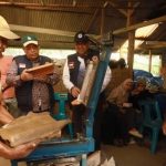 BPBD Pidie Jaya latih 23 pengrajin ubah lumpur banjir jadi genteng. BNPP RI hadirkan instruktur dari Majalengka. Upaya ekonomi pascabencana dan rehabilitasi hunian./Foto: Humas BPBD Pidie