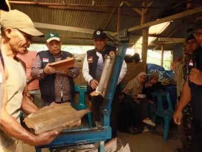 BPBD Pidie Jaya latih 23 pengrajin ubah lumpur banjir jadi genteng. BNPP RI hadirkan instruktur dari Majalengka. Upaya ekonomi pascabencana dan rehabilitasi hunian./Foto: Humas BPBD Pidie