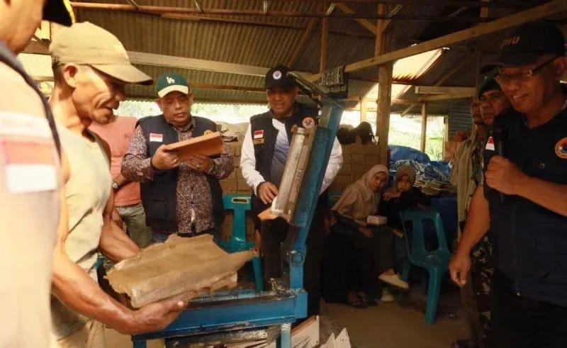 BPBD Pidie Jaya latih 23 pengrajin ubah lumpur banjir jadi genteng. BNPP RI hadirkan instruktur dari Majalengka. Upaya ekonomi pascabencana dan rehabilitasi hunian./Foto: Humas BPBD Pidie
