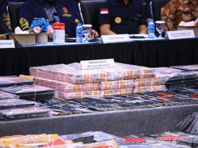 Polri menggelar sejumlah barang bukti jaringan perjudian online berskala internasional yang beroperasi di Indonesia/Foto: Divhumas Polri