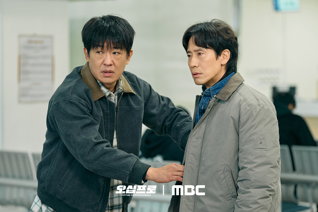 Shin Ha Kyun, Oh Jung Se, Heo Sung Tae, dan Kim Shin Rok bentrok di rumah sakit dalam 'Fifties Professionals'. Apakah Bong Je Soon benar-benar agen Korea Utara Bulgae?