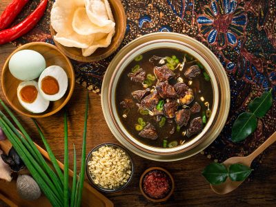 Rawon, sup hitam khas Jawa Timur, ternyata telah tercatat dalam naskah kuno Kakawin Bhomakaya (1042-1222 M) dan menjadi favorit bangsawan keraton.