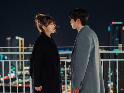 Adegan konfrontasi Son Hyun Joo dan Lee Ju Myoung. Kang Bang Geul menangis dan cengkeram kerah ayahnya sendiri tanpa ia sadari/Foto: Soompi