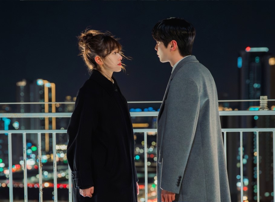 Adegan konfrontasi Son Hyun Joo dan Lee Ju Myoung. Kang Bang Geul menangis dan cengkeram kerah ayahnya sendiri tanpa ia sadari/Foto: Soompi