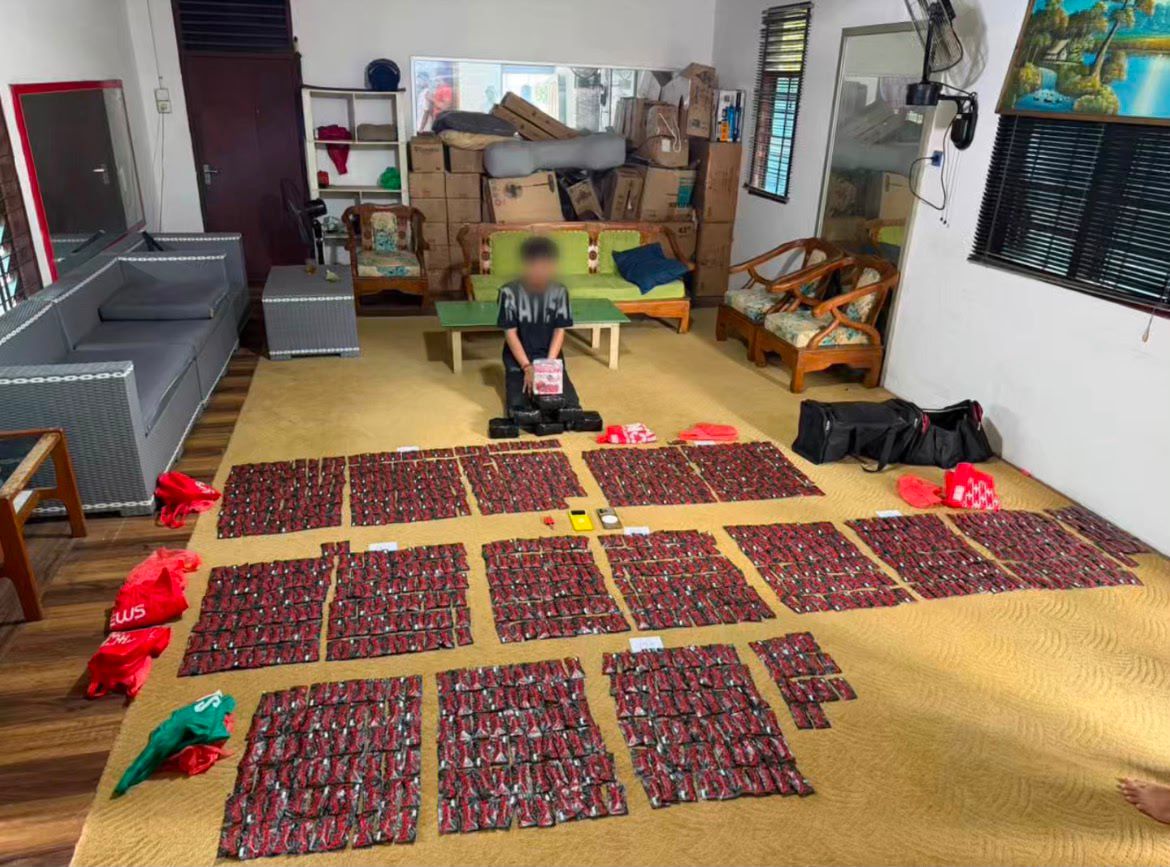 Polda Riau gagalkan penyelundupan 6,94 kg sabu dan 969 cartridge etomidate dari Malaysia. Tersangka IM ditangkap di hotel Pekanbaru/Foto: Istimewa
