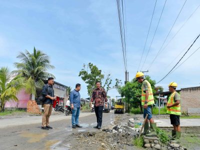 Wakil Bupati Sergai Adlin Tambunan tinjau pembangunan jalan Sei Rampah–Tanjung Beringin. Empat ruas jalan provinsi diperbaiki 2026 untuk dukung konektivitas dan ekonomi.
