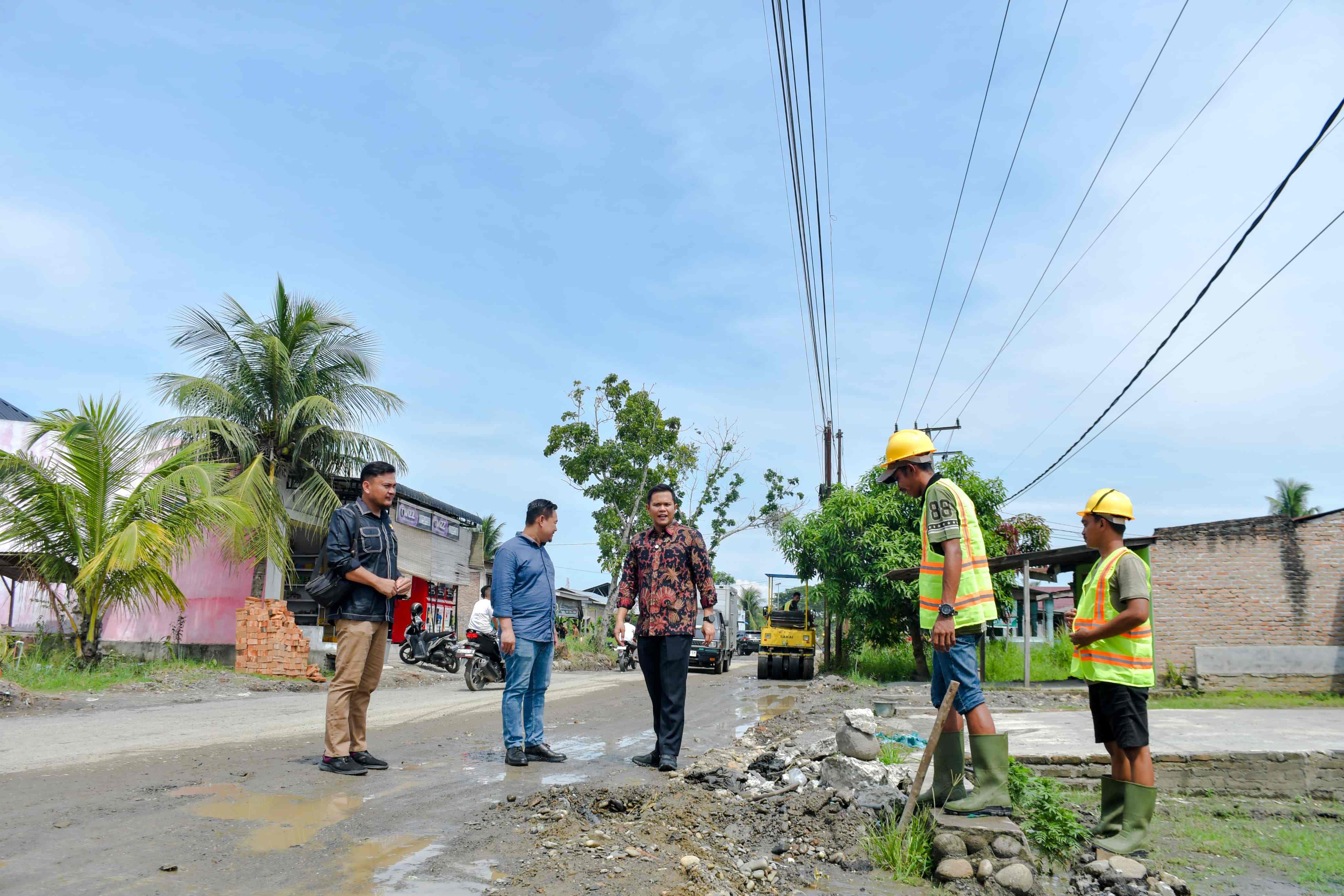 Wakil Bupati Sergai Adlin Tambunan tinjau pembangunan jalan Sei Rampah–Tanjung Beringin. Empat ruas jalan provinsi diperbaiki 2026 untuk dukung konektivitas dan ekonomi.