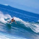 Wisatawan mancanegara berselancar di Pulau Simeulue/Foto: Humas Pemkab Simeulue