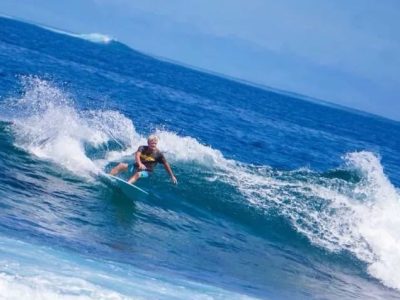 Wisatawan mancanegara berselancar di Pulau Simeulue/Foto: Humas Pemkab Simeulue
