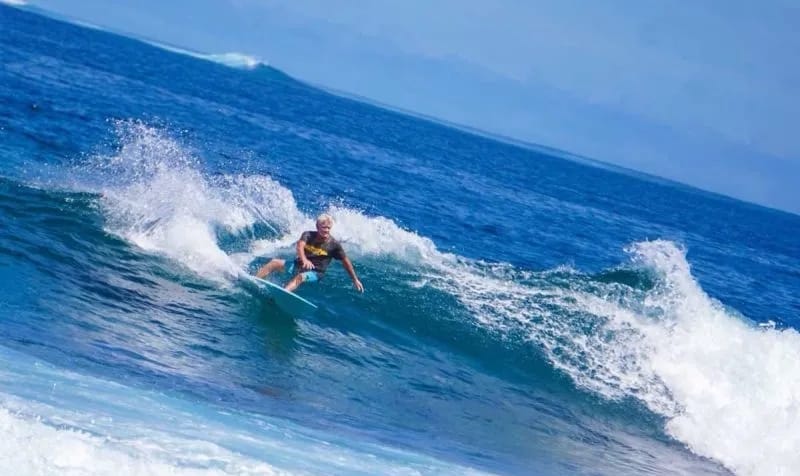 Wisatawan mancanegara berselancar di Pulau Simeulue/Foto: Humas Pemkab Simeulue