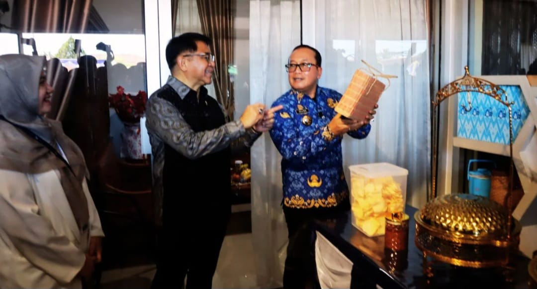 Bupati Kubu Raya Sujiwo dorong Perumda Aneka Usaha Menanjak Bahagia jadi motor ekonomi dan sumber PAD. Perumda luncurkan aplikasi PASTI untuk perluas akses pasar UMKM/Foto: Media Center Kubu Raya