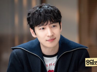 Still pertama drama The Long Shot Trial rilis. Lee Je Hoon jadi mantan pengacara bintang yang kehilangan lisensi. Ha Young perankan pengacara pemula/Foto: Soompi