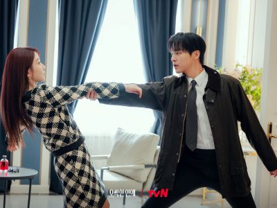 Park Eun Bin dan Yang Se Jong bertemu di TKP dalam drama baru tvN Spooky in Love. Pewaris hotel yang bisa lihat hantu vs jaksa yang takut hantu.