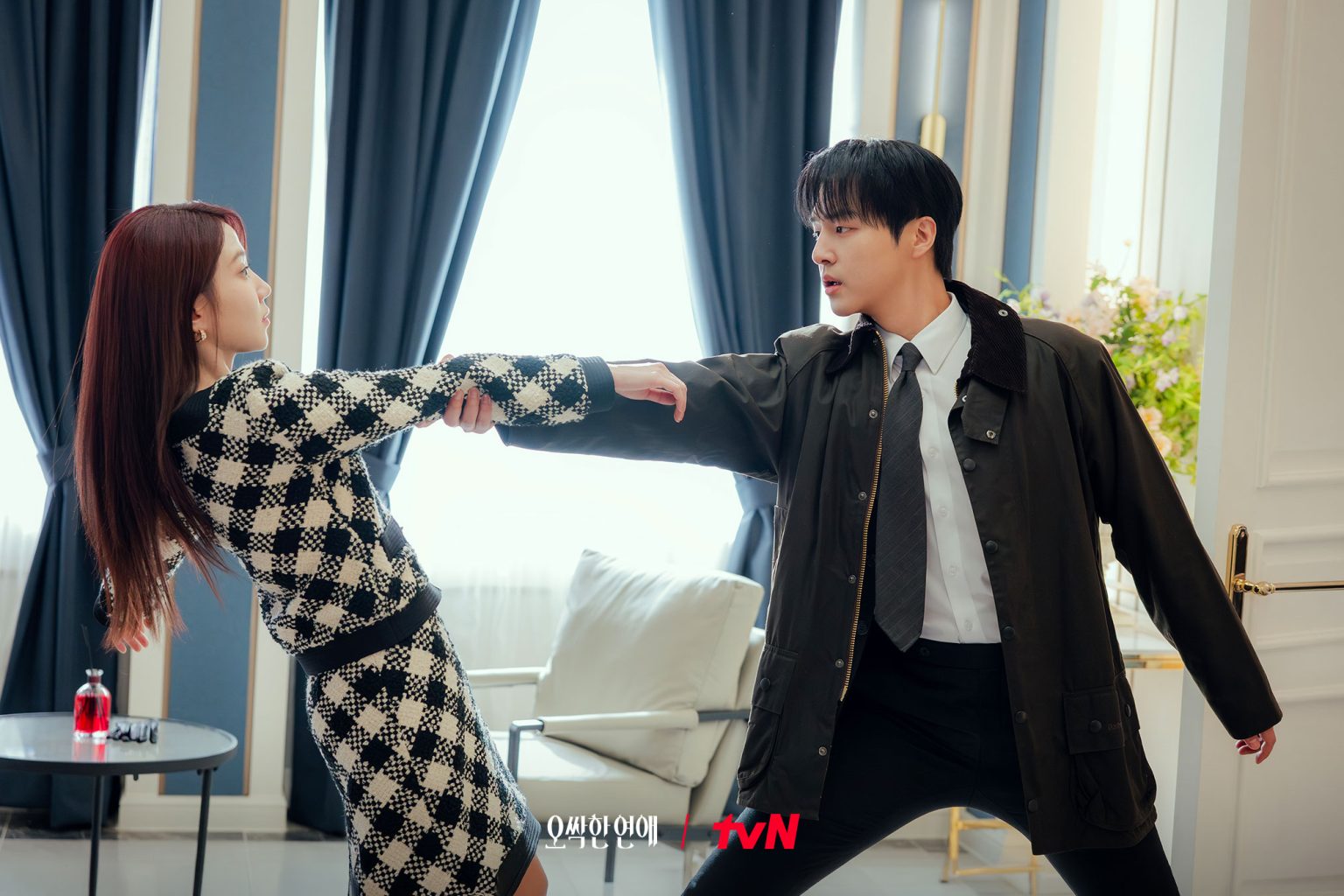 Park Eun Bin dan Yang Se Jong bertemu di TKP dalam drama baru tvN Spooky in Love. Pewaris hotel yang bisa lihat hantu vs jaksa yang takut hantu.