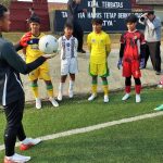 Kiper Persib Teja Paku Alam membimbing peserta ASICS Summer Camp di Lapangan Pusdikpom, Cimahi/Foto: Media ASICS