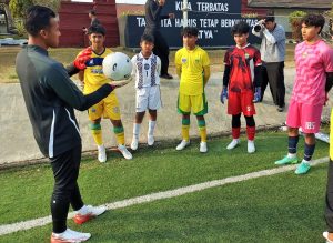 Kiper Persib Teja Paku Alam membimbing peserta ASICS Summer Camp di Lapangan Pusdikpom, Cimahi/Foto: Media ASICS