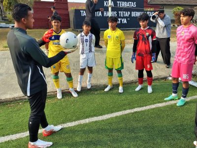 Kiper Persib Teja Paku Alam membimbing peserta ASICS Summer Camp di Lapangan Pusdikpom, Cimahi/Foto: Media ASICS