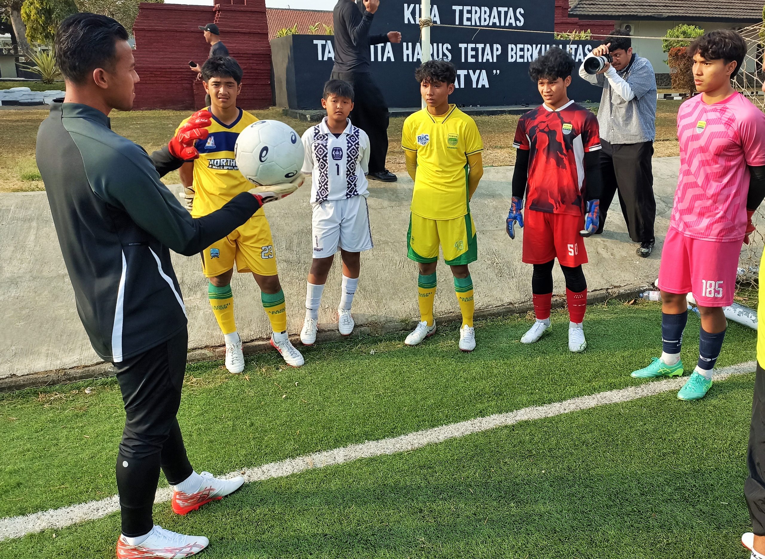 Kiper Persib Teja Paku Alam membimbing peserta ASICS Summer Camp di Lapangan Pusdikpom, Cimahi/Foto: Media ASICS