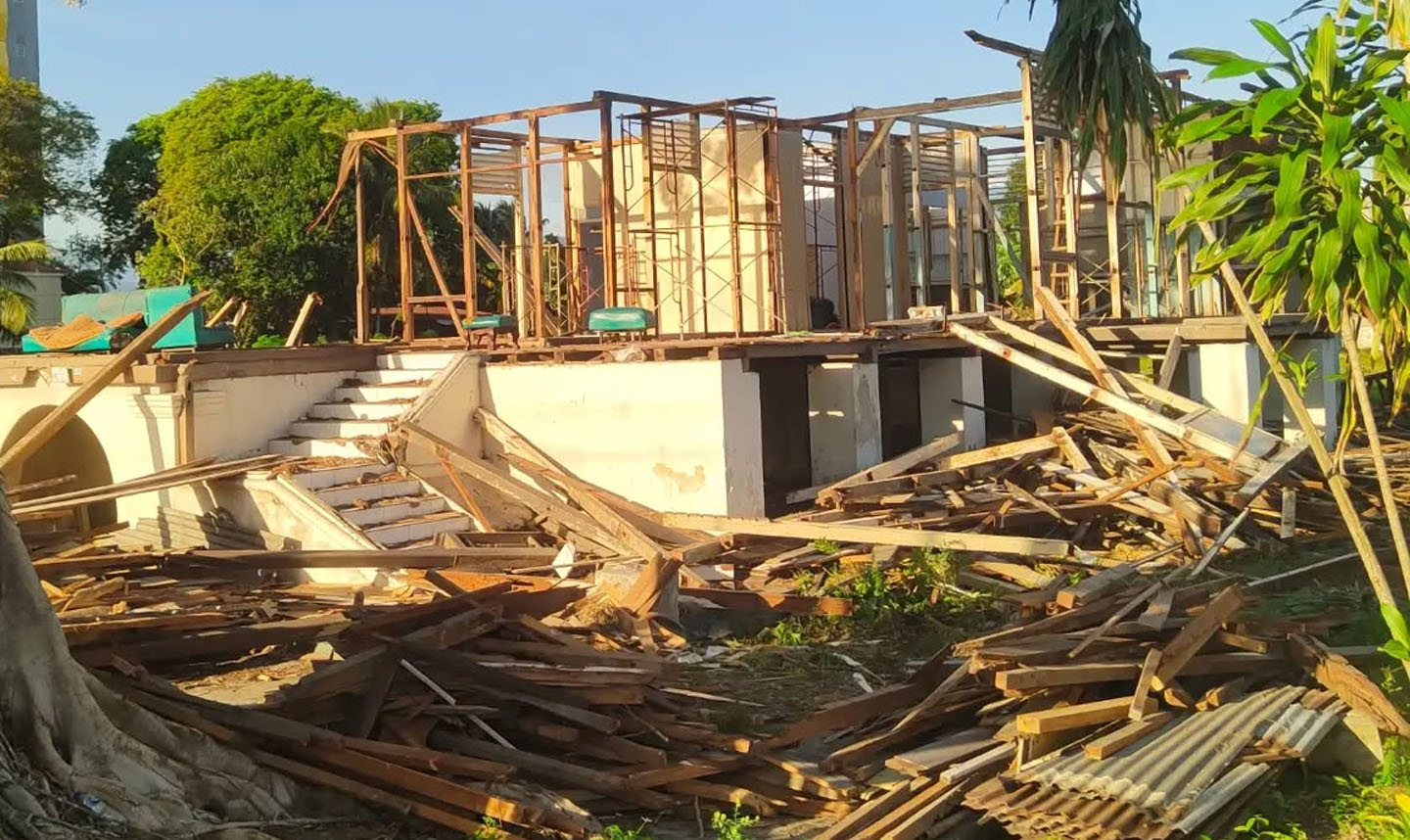 Kondisi cagar budaya Indonesia, Rumah Jawatan Pos/Telegraf di Kota Gorontalo saat dibongkar oleh sejumlah pekerja/Foto: Istimewa