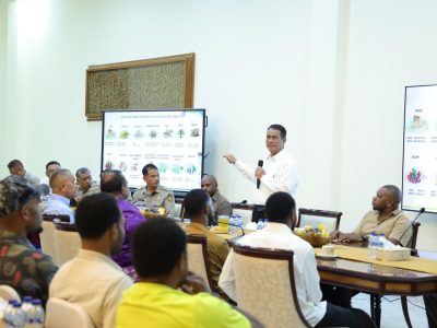 Mentan Andi Amran Sulaiman bersama 150 mahasiswa Papua gagas Gerakan Kembali Berkebun. Dukung pengembangan kopi, pala, ubi jalar, dan komoditas lokal Papua.