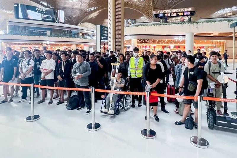Kemlu negosiasikan pembebasan denda overstay bagi 1.840 WNI korban sindikat penipuan daring di detensi Kamboja. Total 11.986 WNI minta difasilitasi pulang sepanjang Januari-Juni 2026/Foto: Kemlu RI