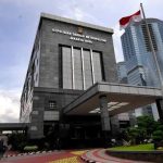Polda Metro Jaya evakuasi SD di Jagakarsa usai terima ancaman bom. Tim Gegana dan Densus 88 lakukan penyisiran, polisi selidiki asal pesan ancaman.