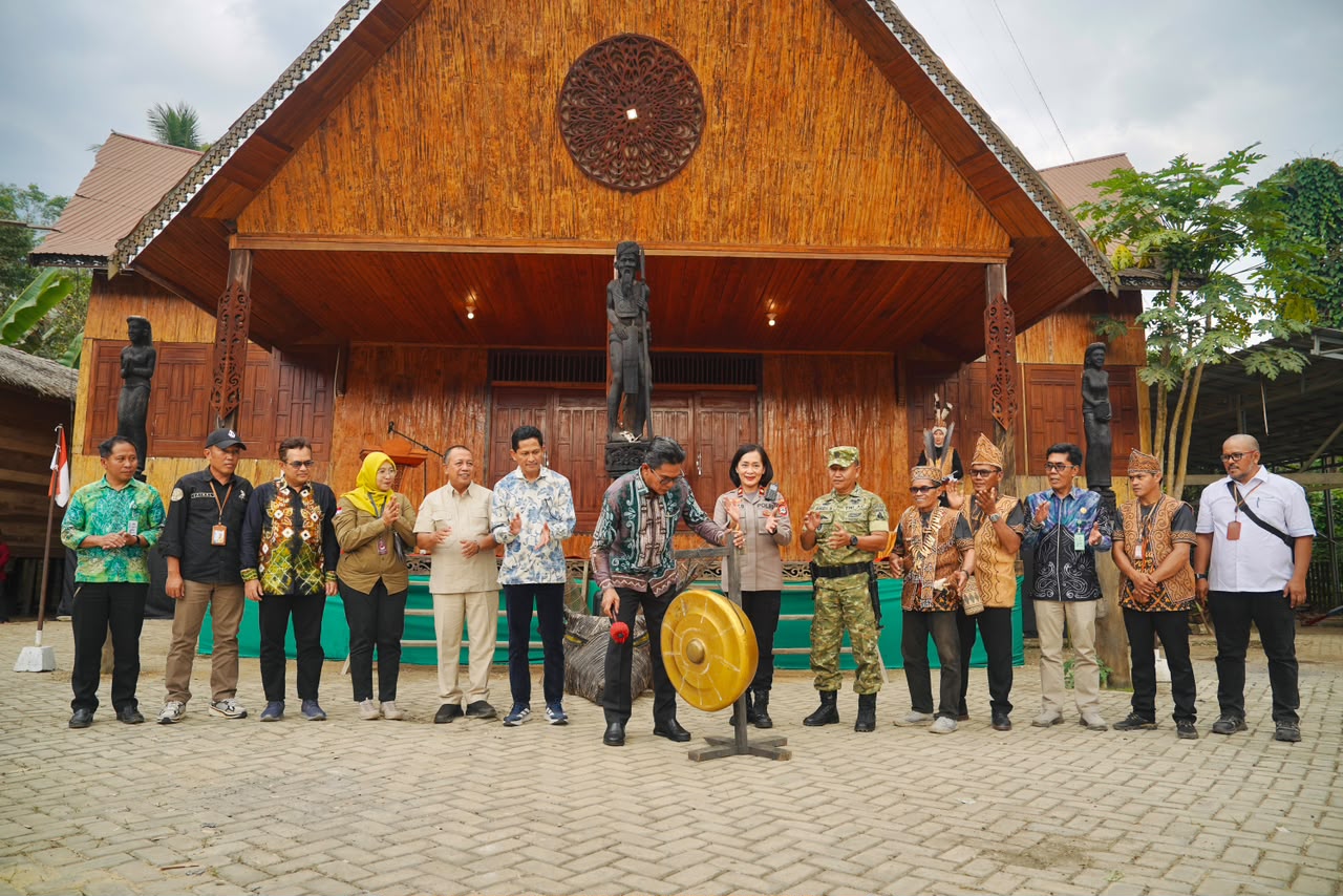 Festival Mesiwah Pare Gumboh VIII, tradisi syukur panen masyarakat Dayak Deah di Balangan. Arak-arakan, ritual adat, dan pentas seni budaya/Foto: Humas Pemkab Balangan