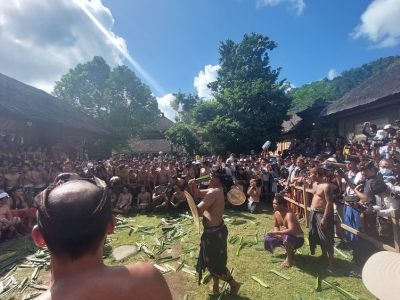 Desa Tenganan Pegringsingan di Bali menyimpan kain dobel ikat dan ritual perang pandan/Foto: Indonesia Kaya