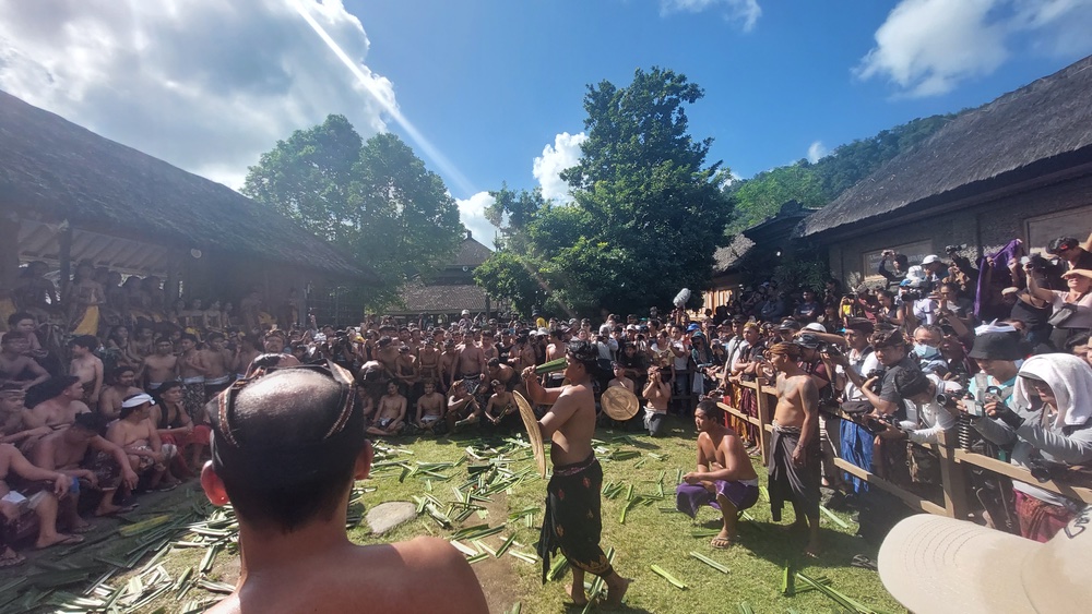 Desa Tenganan Pegringsingan di Bali menyimpan kain dobel ikat dan ritual perang pandan/Foto: Indonesia Kaya