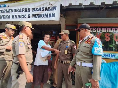 Sejumlah petugas Satpol PP Batang memberikan sosialisasi kepada pedagang untuk pindah di Pujasera Batang, Kabupaten Batang/Foto: Media Center Batang