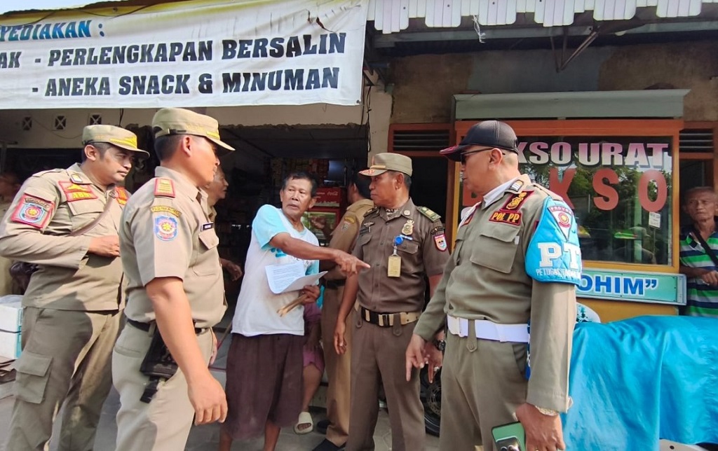 Sejumlah petugas Satpol PP Batang memberikan sosialisasi kepada pedagang untuk pindah di Pujasera Batang, Kabupaten Batang/Foto: Media Center Batang