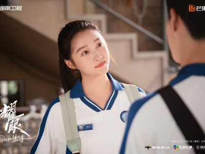 Drama China Dazzling bawa kisah remaja dari kota vs desa. Dibintangi Guan Xiao Tong & Li Yun Rui, ini bukan sekadar romansa musim panas.