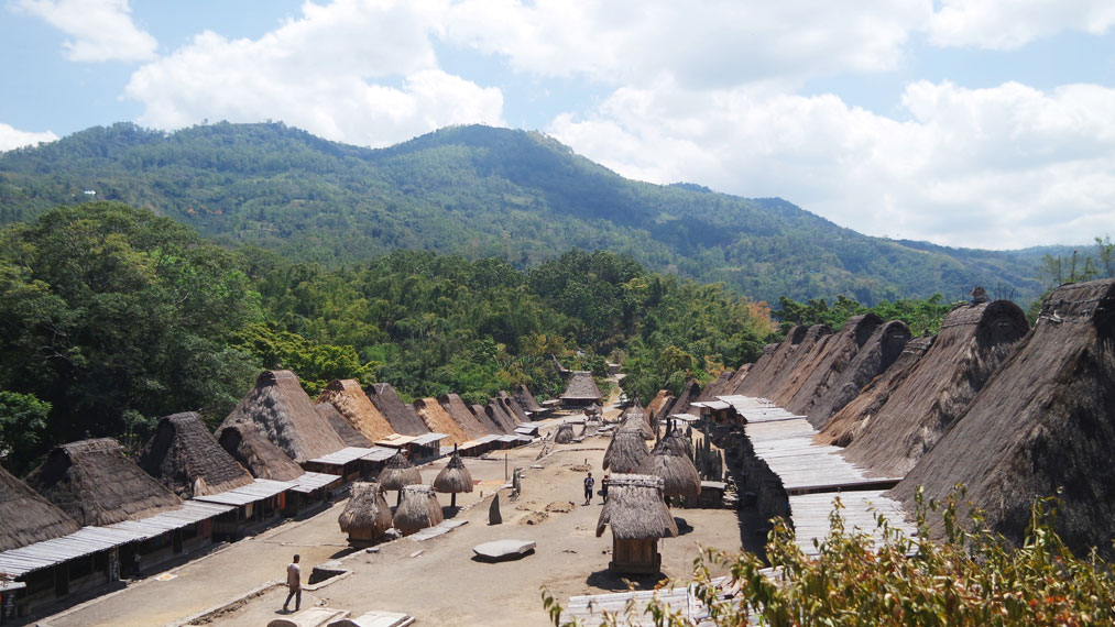 Kampung Bena, perkampungan megalitikum di bawah Gunung Inerie, Flores. 45 rumah, 9 suku, simbol leluhur nga'du dan bhaga, serta tenun khas Flores
