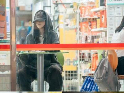 Park Se Young tampilkan sisi garang di drama MBC Family Register. Karakter Na Ji Ni yang lembut berubah jadi tegang di toko serba ada malam hari/Foto: Soompi