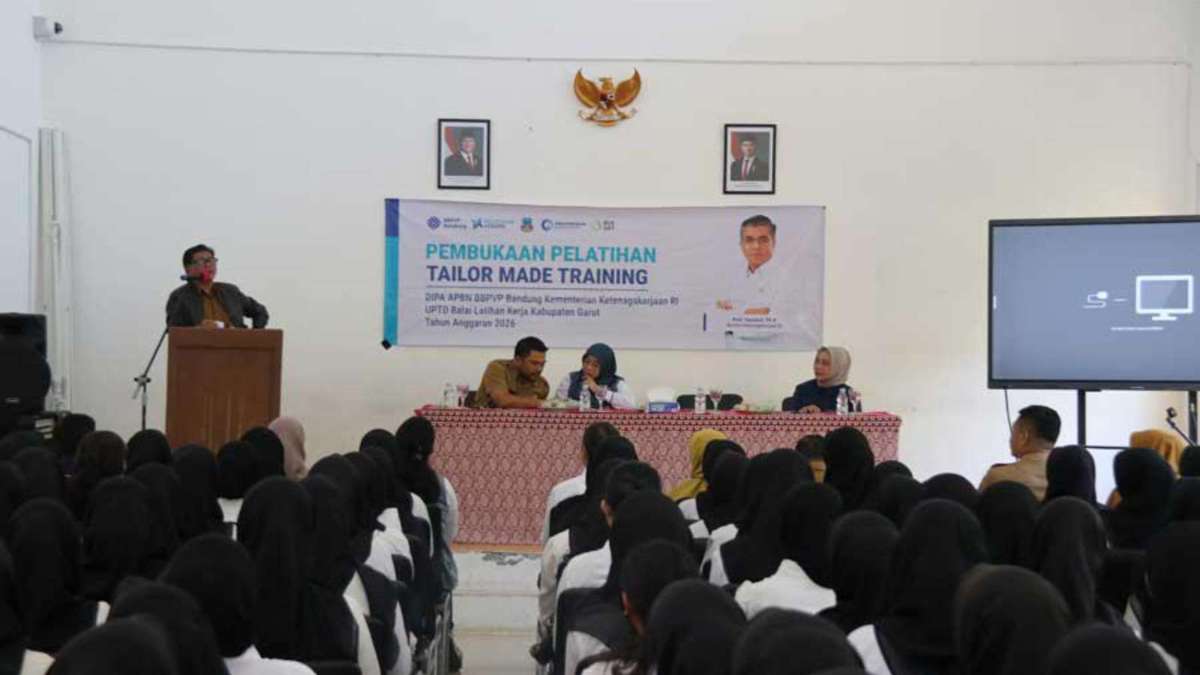 Disnakertrans Garut resmi buka pelatihan penjahit upper sepatu untuk 192 peserta di BLK Garut. Program berbasis kompetensi ini bekerja sama dengan BBPVP Bandung dan tiga pabrik alas kaki besar.