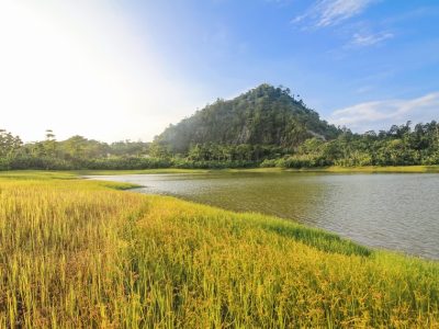 Gunung Colo di Pulau Una-una Sulawesi Tengah menawarkan paket wisata lengkap gabungan antara pendakian gunung api aktif dan keindahan bawah laut.