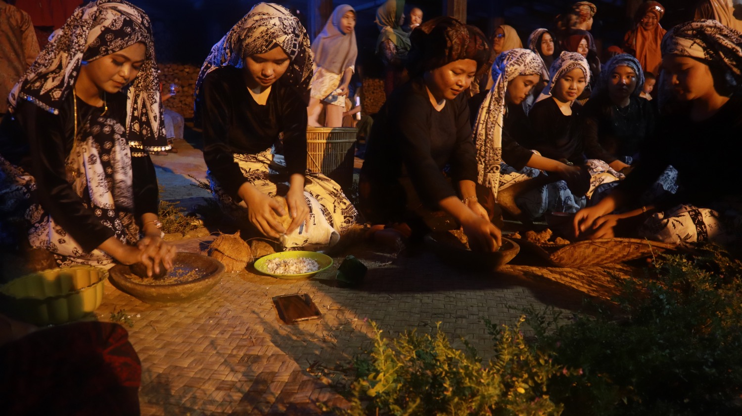 Tradisi ngiling bumbu di Rumah Tuo Jambi, simbol gotong royong dan harmoni alam, terancam penambangan ilegal. Belut makin sulit, sawah mengering.