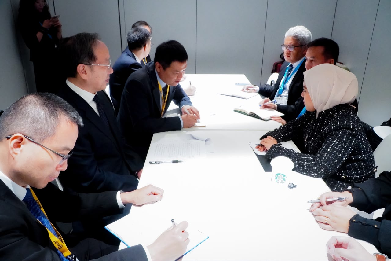 Pertemuan bilateral Menkomdigi Meutya Hafid dengan Menperin RRT Li Lecheng di sela WSIS Forum Jenewa/Foto: Humas Kekomdigi