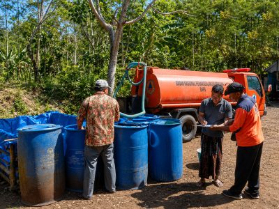 Pemkab Lumajang salurkan air bersih ke 124 KK di Desa Jenggrong. BPBD kerahkan 3 truk tangki, bantuan bertahap di 6 kecamatan hadapi kekeringan/Foto: Media Center Lumajang