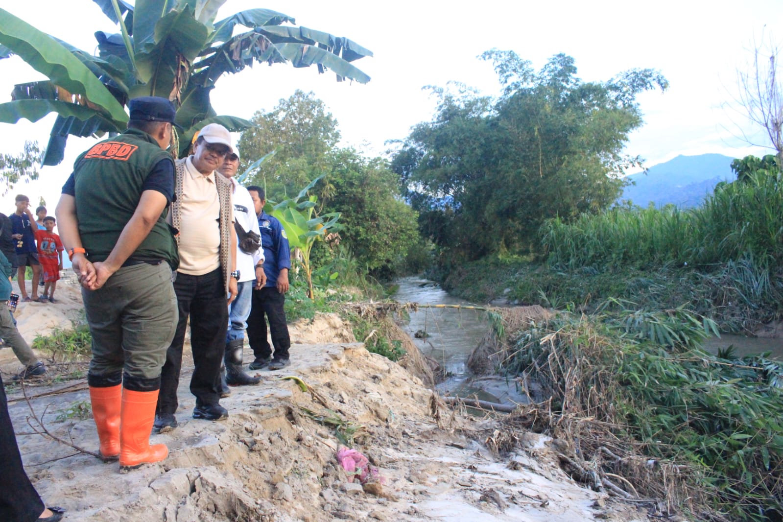 Wakil Bupati Parigi Moutong tinjau banjir Torue. Sawah siap panen rusak, tanggul jebol segera diperbaiki dengan bronjong. Wabah minta warga jaga drainase.